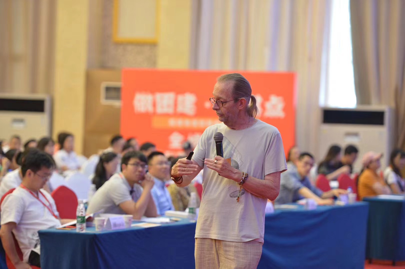 伊恩老师在中国工作的照片花絮